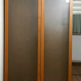 Шкаф с матовыми стеклянными дв