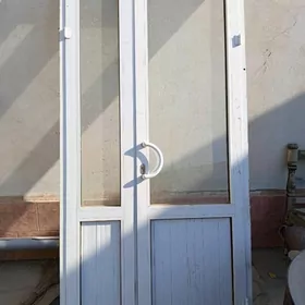 пластиковая дверь