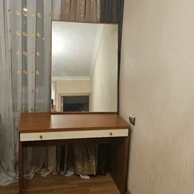 Трюмо с зеркалом.