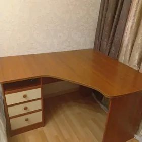 Угловой  письменный стол.