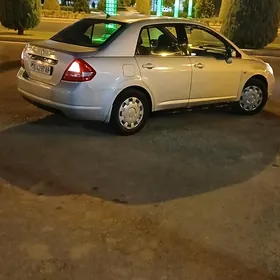 Nissan Tiida 2005
