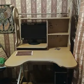 Компьютерные столик и компьюте