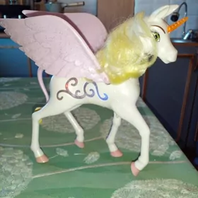 лошадь-единорог