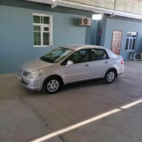 Nissan Tiida 2011