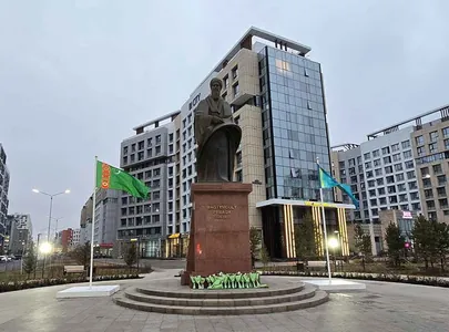 Делегация Туркменистана возложила цветы к памятнику Махтумкули в Астане