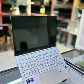 ASUS ULTRA9/3K OLED DISPLAY