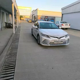 Toyota Camry 2021