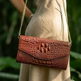 Сумочка из крокодиловой кожи
