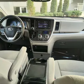 Toyota Sienna 2018