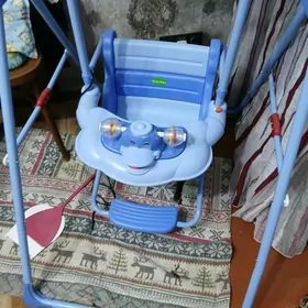 качелях детская