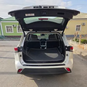 Toyota Highlander 2021