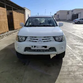 Mitsubishi L200 2012
