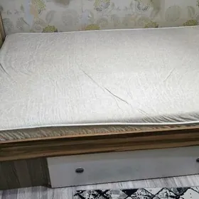 двуспальная кровать