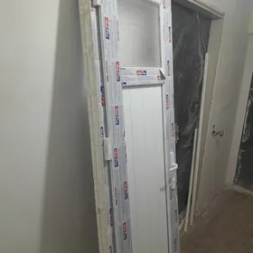 новая пластиковая дверь