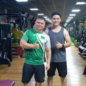 в фитнес клуб нужен тренер