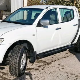 Mitsubishi L200 2011