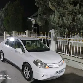 Nissan Tiida 2011