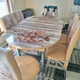 ковер  ,халы  стол и стулья