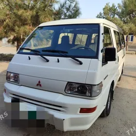 Mitsubishi L300 2009