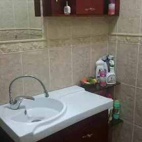 Умывальник с полкой