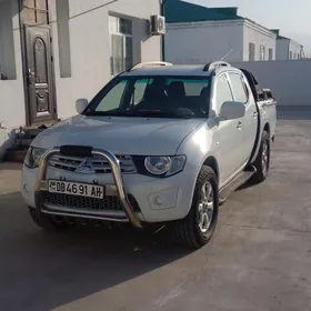 Mitsubishi L200 2013