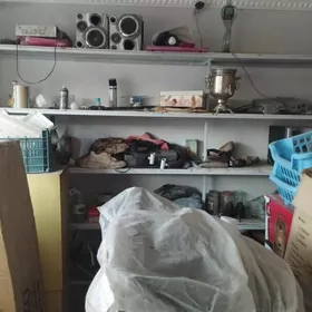 ветрина и полки большие