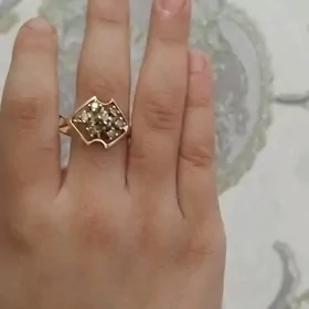 золотое кольцо с бриллиантами