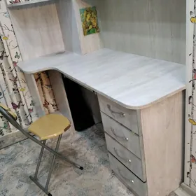 Письменный стол