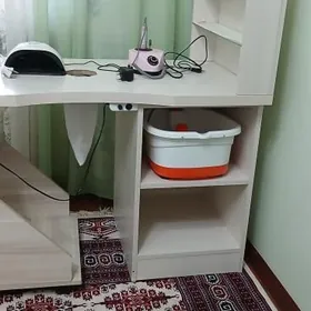 Manikyurny nabor stoly bilen