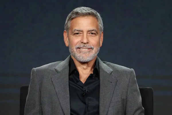 Jorj Kluni kino sungatyna goşan goşandy üçin Çarli Çaplin baýragyny alar