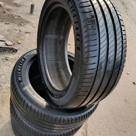 245 45 18 Michelin