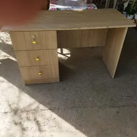 Письменный стол,журнальный сто