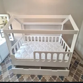 детская кроватка домик