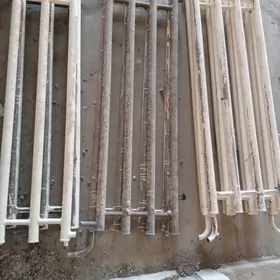 Батареи и трубы для отопления.