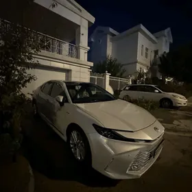 Toyota Camry Hybrid 2025