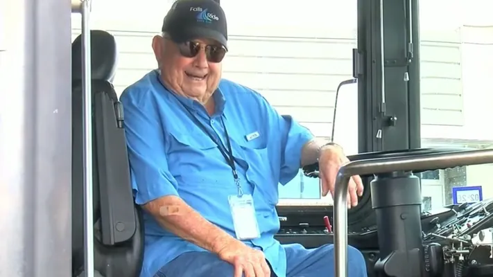 95 ýaşly amerikaly dünýäde iň garry awtobus sürüjisi diýlip ykrar edildi