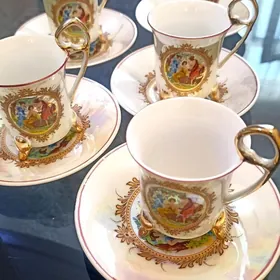 кофейные чашки с блюдцами