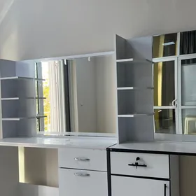 стол с зеркалом