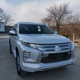 Mitsubishi Pajero 2020
