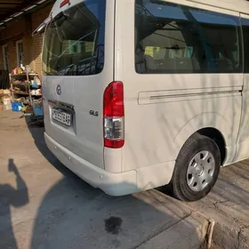 Toyota Hiace 2015