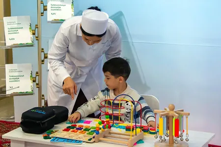 Türkmenistanda mekdebe çenli bilim boýunça täze okuw gollanmasy neşir edildi