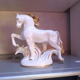 статуэтка белой лошади