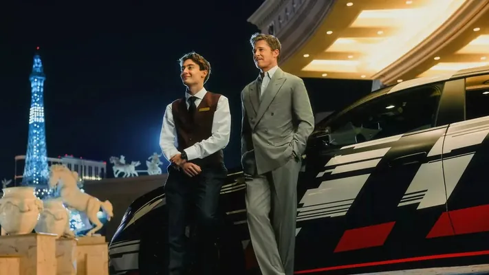 Актёр Брэд Питт и гонщик F1 Рассел снялись в рекламе новой машины Mercedes-Benz