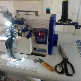 Oglan eşik tikýän.