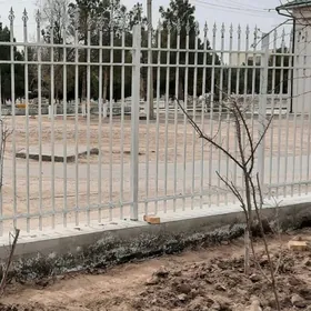 Ограждение-забор.