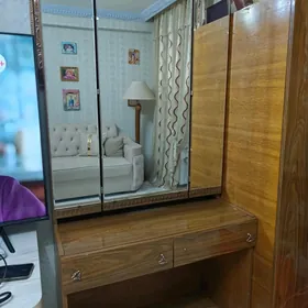 трюмо с тремя отсеками