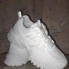 Женские новые кроссовки