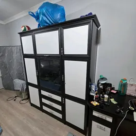 мебель сервант и стол