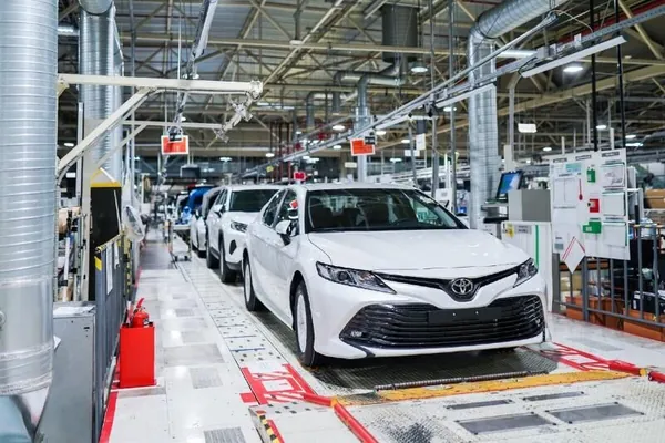 Toyota dünýäde öňdeligini saklaýar: önümçilik we satuwlar 5-nji aý bäri artýar