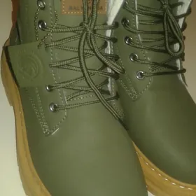 Ädik krassowka içi ýuñ. Сопоги